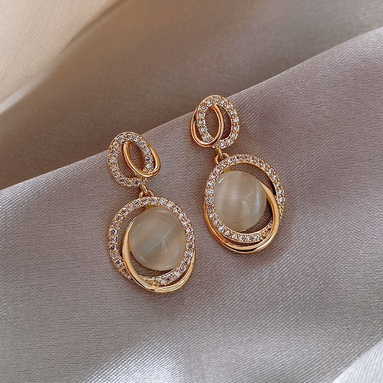 Three-dimensional cat's eye earrings