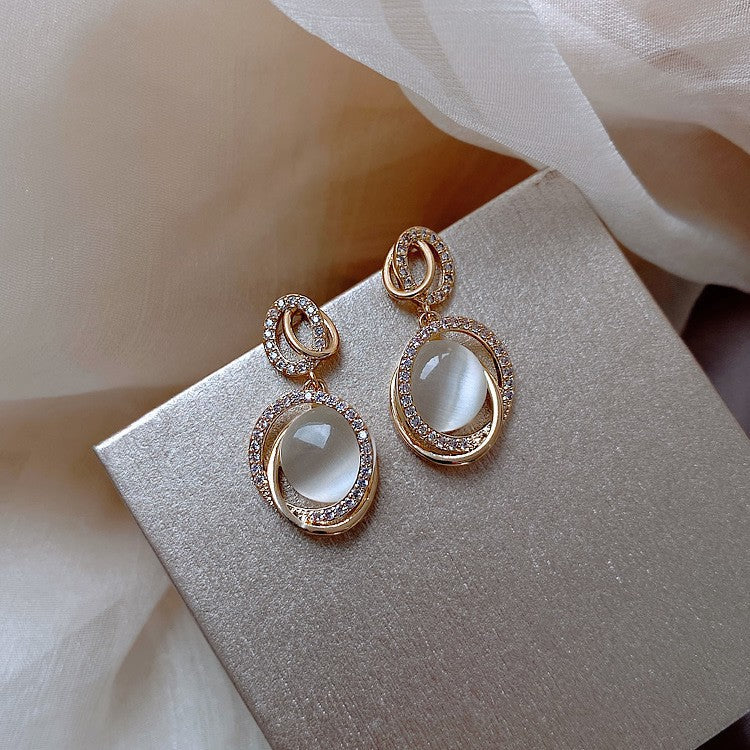 Three-dimensional cat's eye earrings